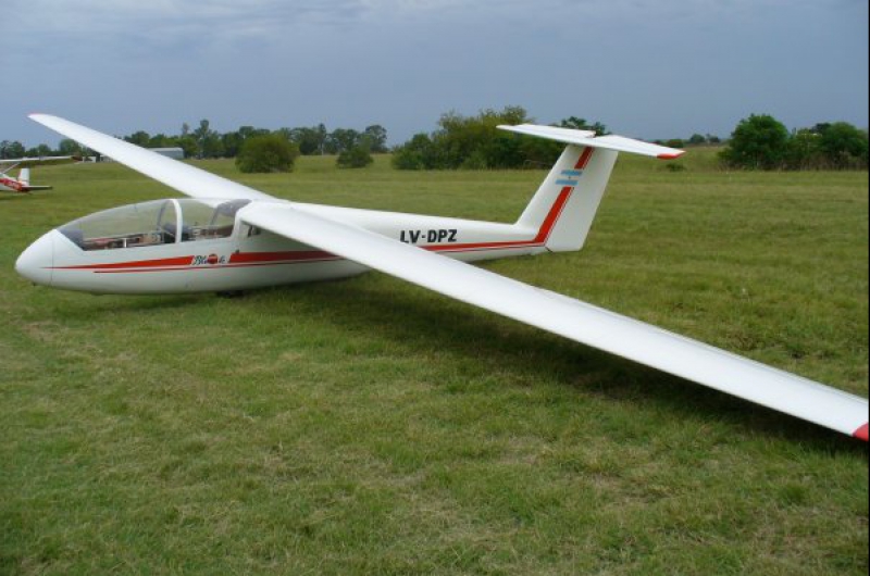 En 1941 joacutevenes fundan el club de vuelo sin motor