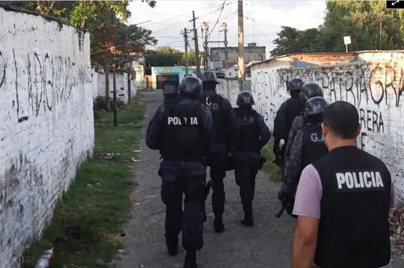 22 policiacuteas bonaerenses estaban drogados durante el servicio