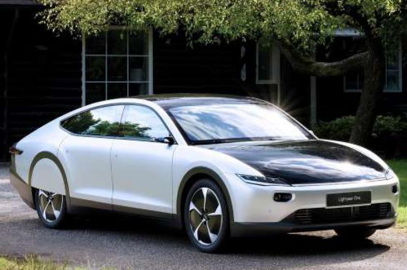La compantildeiacutea holandesa Lightyear presentoacute el primer auto eleacutectrico-solar