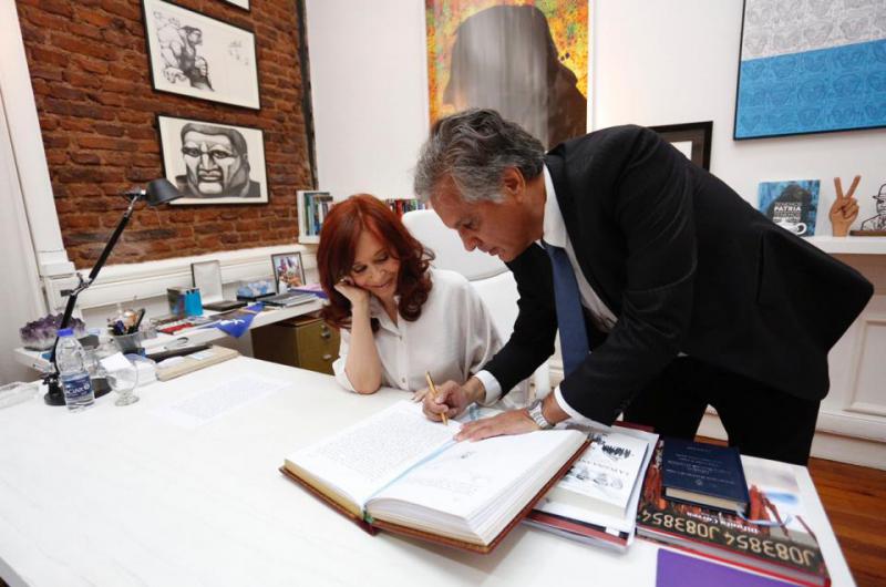 EL MOMENTO EN EL QUE CRISTINA FIRMÓ EL TRASPASO DE MANDO