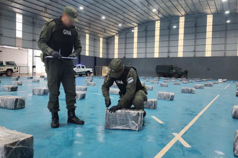 Un operativo insoacutelito en Misiones- tiroacute una mochila con 3 kilos de droga y encontraron 3 toneladas
