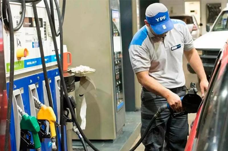Desde la medianoche YPF aumentaraacute la nafta y el gasoil un 35-en-porciento-- iquestCuaacuteles son los nuevos precios